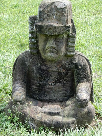 Wir schlendern bei hochsommerlichen Temperaturen durch die Anlage. Die Basaltköpfe sind wirklich sehr speziell, auch deren Gesichtszüge mit den wulstigen Lippen und einer Art von Helmen auf dem Kopf! Sind hier Menschen aus einem andern Kontinent zugegen gewesen?