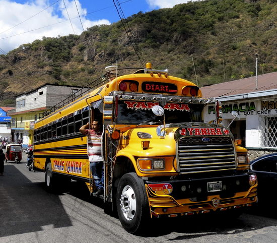 Am nächsten Morgen geht es mal auf zu Erkundung der Stadt. Überall findet man die sauber herausgeputzten alten Schulbusse aus den USA, welche hier als ÖV benutzt wird.