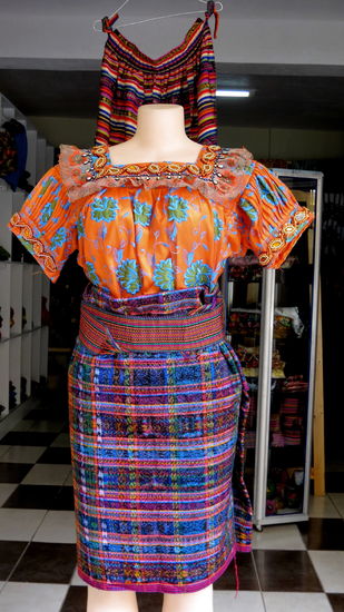 Die traditionelle Bekleidung der Frauen ist sehr bunt