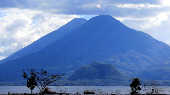 Am Nachmittag wieder am See...
Die drei Vulkane - nach Grösse gestaffelt! Leider ist die Sicht nicht so klar und die Vulkane sind oft in Wolken gehüllt.