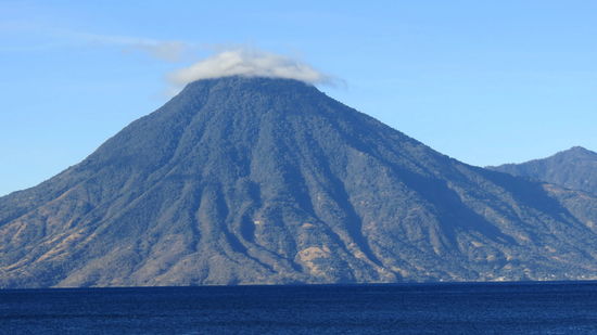 Mit einem Schnellboot lasse übersetze ich auf die andere Seeseite - wirklich bei atemberaubender Sicht