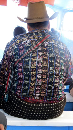 Die Boote sind klein, mit Sitzbänken und Seitenblenden ausstaffiert! Ohne die wäre man wohl klitschnass nach der Fahrt, da die Boote recht hart auf der Wasseroberfläche aufprallen und schön Wasser verspritzen