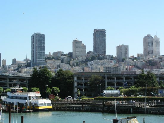 Blick vom Hafen auf Downtown