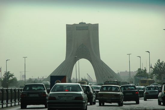 Wir sind in Teheran angekommen. Eine kleine Impression vom Verkehrsaufkommen.