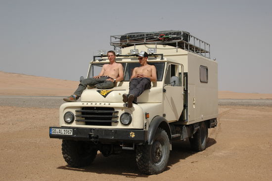 Wir genießen die Landschaft und die Sonne und sitzen auf (!) unserer Motorhaube und nicht wieder mittendrin, um etwas zu reparieren. 
