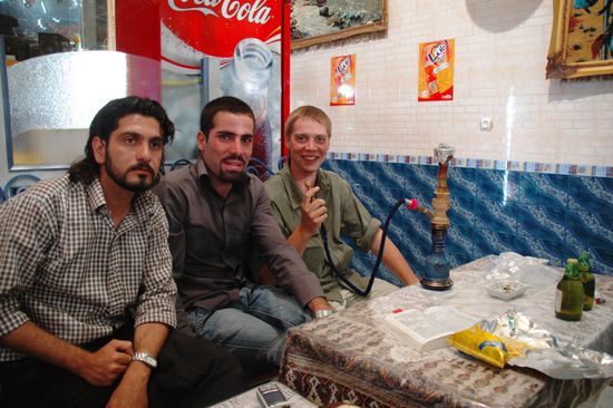 Wir rauchen Wasserpfeife, dieses Ritual würden wir gerne zu Hause weiter pflegen. Aber es wird wohl nur hier im Orient so unvergleichlich sein..
