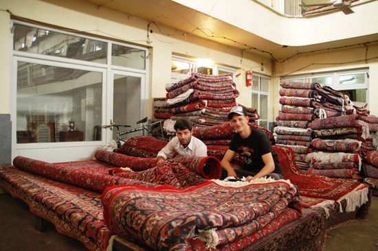 Soviele Teppiche, da brauchen wir keine anderen Sitzmöbel.