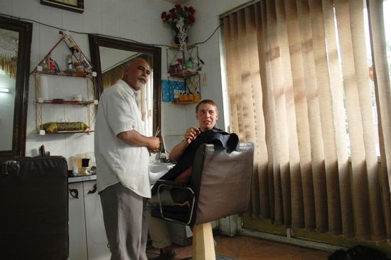 Carl beim Friseur. Wir diskutieren seine zukünftige Haarlänge.