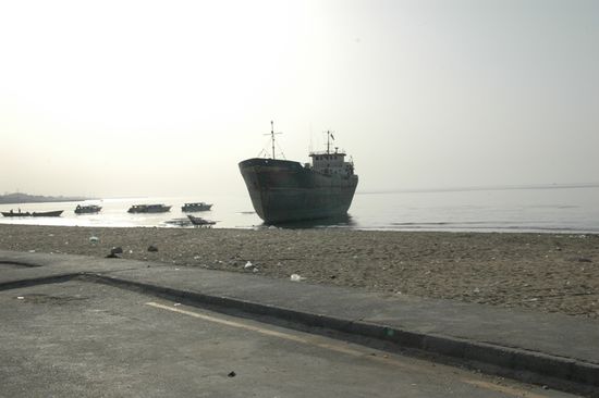 Ankunft in Bandara Abbas, dieses Schiff war auf Grund gelaufen und kam nicht mehr weg. Wie lange es da schon liegt?