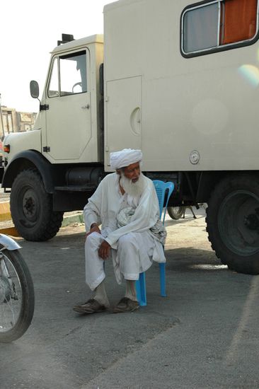 Der Herr saß am nächsten Morgen vorm Hano, der hatte die Ruhe weg. Farblich passen sie ja ganz gut zusammen ins Bild 