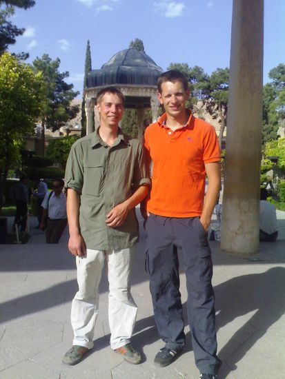 Hafez ein Muss fuer jeden Touri und Iraner. Er ist einer der bekanntesten Dichter!