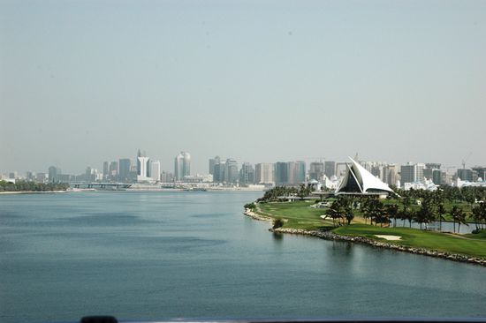 Dubai Panorama- wie man es sicher schon oft gesehen hat. Man muss sich immer wieder ins Gedächtnis rufen: Es ist eine begrünte und bebaute Wüstenlandschaft.