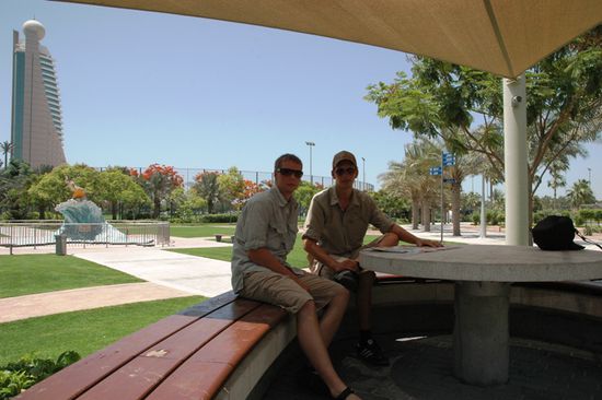 Sparziergang in einer der prachtvollen Parkanlagen, die jedoch kaum besucht sind.Wahrscheinlich weil es hier keine Klimaanlage gibt.