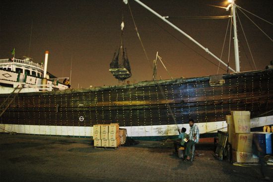 Der intensivste Kontrast zum modernen Dubai waren die traditionellen Boote, die von Hand be- und entladen wurden. Diese Schiffe fuhren dann von Dubai aus Richtung Indien, Pakistan oder Iran.