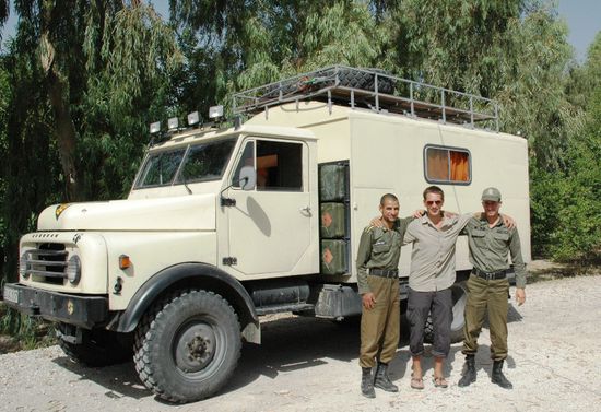 Auf dem Hof der Polizeistation haben wir ganz sicher geschlafen. Man beachte die Größenunterschiede 