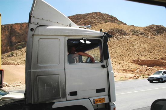 Carl im Volvo Lkw. Ein bisschen Abwechslung zur Fahrt mit Hano.
