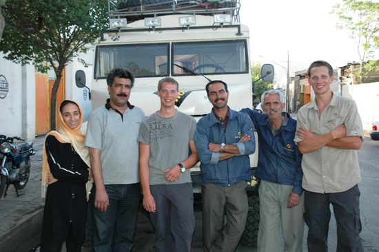 Unser Mechanikerteam in unserer Strasse...das Tollste daran war, dass die Hilfe voellig kostenlos war...