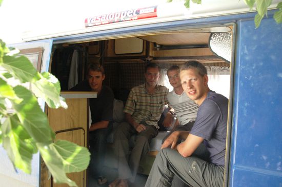 Gruppenfoto mit vier Reisenden. Wir tauschen unsere Erfahrungsberichte aus und freuen uns, dass wir Euch hier im Iran getroffen haben!