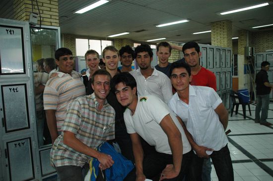 Schwimmen im Iran: Wir hatten mit den Jungs einen super Nachmittag, obwohl keiner von denen Englisch spricht. Ich mochte die Jungs sehr...