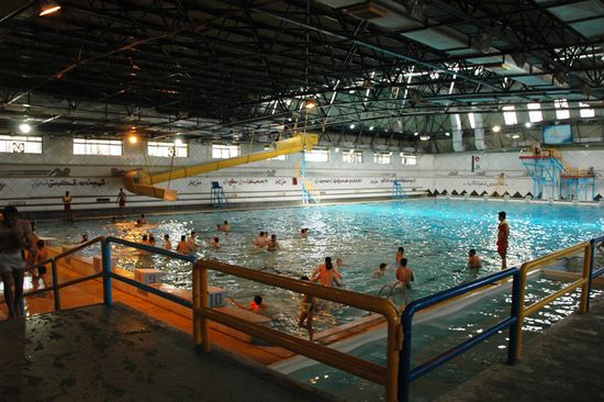 Man achte auf den hinteren Bereich! Der ist für die Schwimmer, also Privatpool für uns! Vorne ist Stehparty!