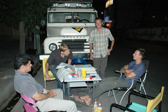 Links sitzt der Chef vom Taxiservice. Er war schon im Irakkrieg, denn er ist hauptberuflich Soldat. Auf dem Tisch liegen Karten, wir schmieden neue Pläne!