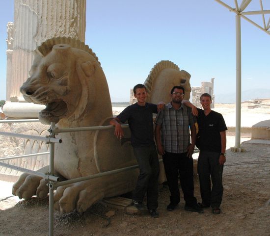 Wir mit unserem Freund Mehdi in Persepolis.