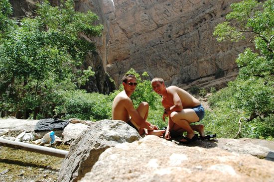 Ein Felsvorsprung mit einem Bachlauf...Wir riskierten es und wuschen unsere Kleidung, die wir trugen.