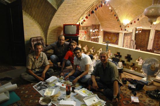 Der junge Mann im weissem Hemd ist Abed, ein sehr cooler Typ. Nach dem leckeren Essen war ein Erinnerungsfoto Pflicht. Thank you for all!