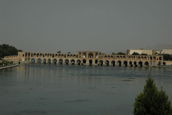 Eine sehr beeindruckende Brücke in Esfahan. Leider ist das Foto sehr dunkel, aber das liegt daran, dass wir unsere Bilder momentan am Laptop nicht bearbeiten können.