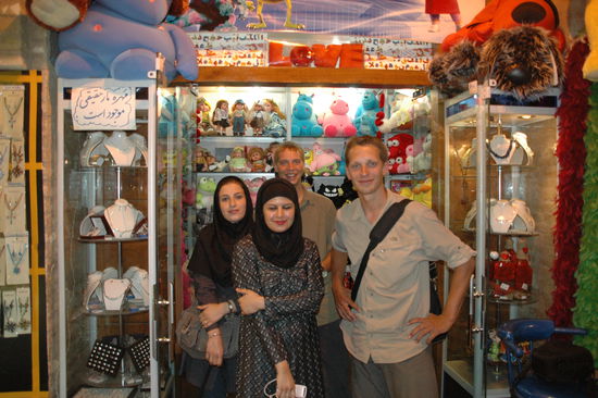 Carl in "seinem" Basarladen mit zwei seiner Lieblingskundinnen!