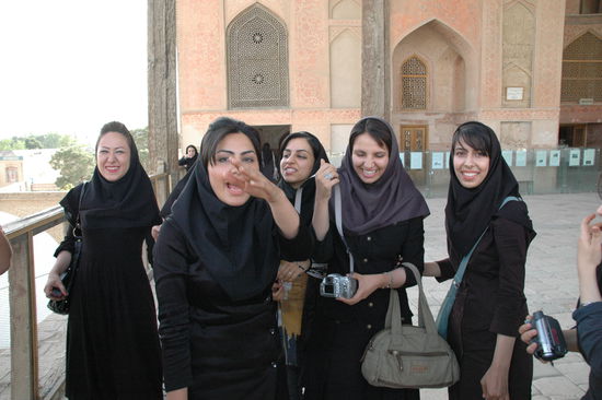 Das Mädel war empört! Sie hatte mir doch mehrfach erklärt, dass ich immer bis DREI zählen sollte, bevor ich den Auslöser drücke! Ich glaub, das hab ich nicht verstanden 
Ich tat es selbstverständlich nicht...und wir lachten uns kaputt!