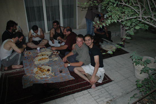 Wir saßen auf Teppichen im Innenhof des Hauses und genossen das herrliche Essen. Es war ein super Abend! Thank you again, it was a great pleasure!