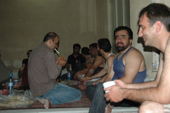 Der Herr im blauen Shirt wurde von allen Anwesenden mit viel Respekt behandelt.