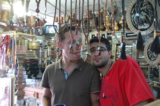 Abed und ich blödeln in einem Basarshop rum.