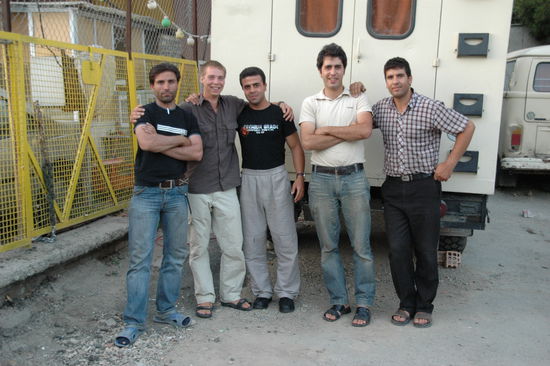 Carl mit den Parkboys. So steht Hano mal wieder sicher bewacht.