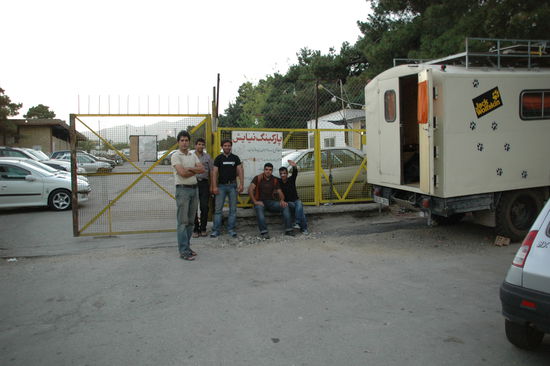 Hier seht Ihr das Grundstück der Polizei mit allen beschlagnahmten Fahrzeugen und natürlich Hano mit seinen Aufpassern.