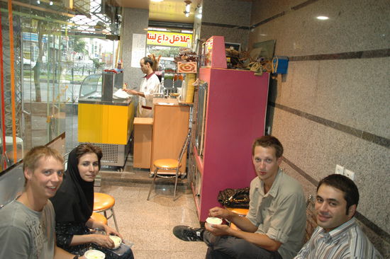 Wir sind in einer Eisdiele. Rechts neben mir sitzt Vahid und gegenüber Carl mit Affsaneh... Fotos mit Selbstauslöser sind immer lustig. Es kommen ganz witzige Motive raus.