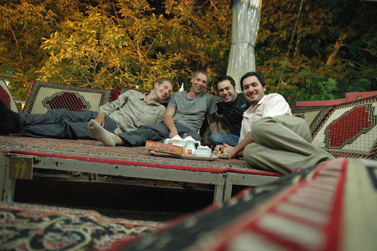 Das Restaurant in den Bergen war wirklich sehr schön. Rechts sitzt im weißen Hemd der Cousin von Vahid. Wir hatten eine Menge Spaß wie immer 