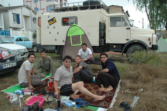 Super Jungs aus Teheran, mit denen wir eine sehr schöne Zeit am Kaspischen Meer verbachten. So vergingen die Feiertage wie im Flug. Mit dabei... der Teppich!