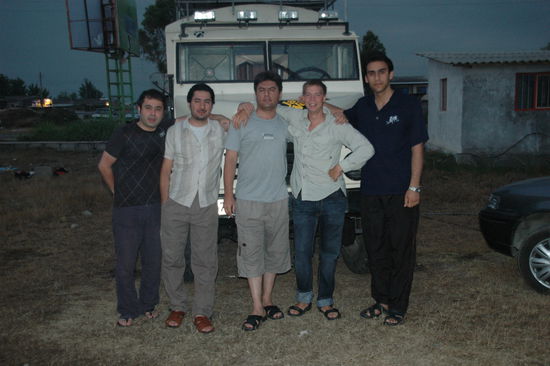 Unser letztes gemeinsames Erinnerungsfoto mit den Technikern und Vahid. Ich hoffe, wir sehen uns nochmal wieder, Jungs!!! Wir werden immer wieder angesprochen, warum wir die Seite nicht auf Englisch oder Faarsi schreiben. 
Vielleicht hat Vahid nochmal Lust unsere Seite zu übersetzen...