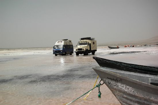Dies ist einer der Größten Salzseen. Wir parkten so nah am See, dass am nächsten morgen unsere Autos im Wasser standen. Das schwimmen in dem See war sehr schwierig, da die Füße immer an der Wasseroberfläche waren.
