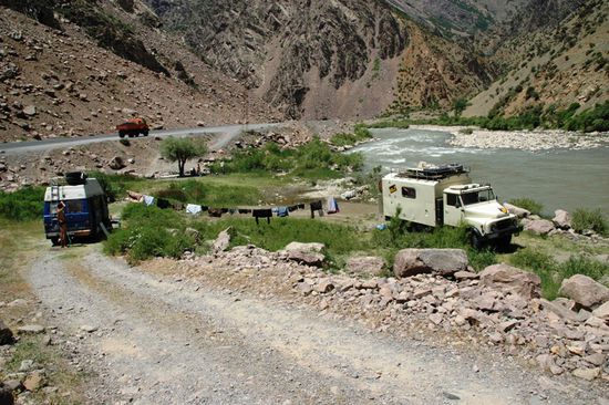 Super schöne Umgebung, die Einheimischen wissen sie zu schätzen, wie sich in den Gesprächen herausstellte. Man beachte die lange Wäscheleine...