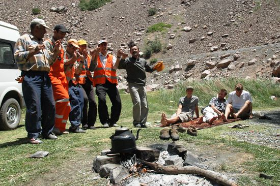 Die coolen tanzenden Kurden von der Straßenbau-Firma! War das eine Stimmung, solche Mittagspausen hätte ich auch gerne..