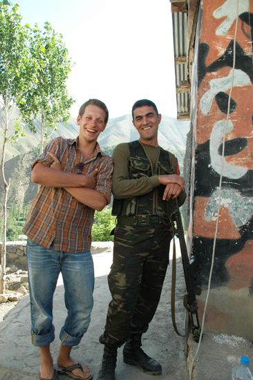 Einer der vielen Checkpoints im Grenzgebiet. Irgendwie konnte ich die Jungs verstehen, denn die Situation ist schon angespannt. Wir alberten gerne mit ihnen rum, schon herrschte für einen Moment bessere Stimmung.