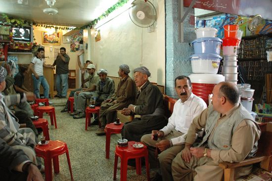 Zusammen mit ein paar älteren Kurden tranken wir auf dem Basar einen Tee. Kurdistan live und wir dabei!