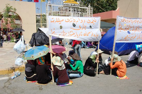 Die Studenten saßen in der Sonne und hielten ihre Plakate hoch. Die nächsten drei Tage veränderte sich an der Protestsituation nichts.