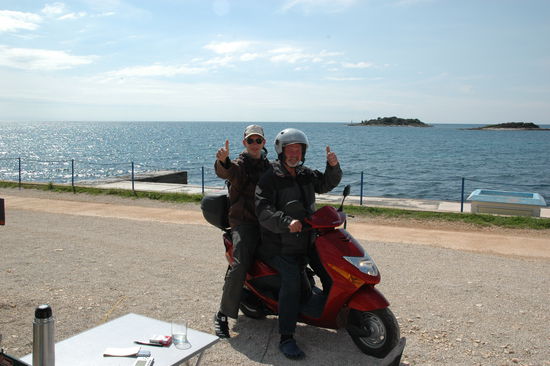 Mit dem Roller unserer Nachbarn sind wir mobil!