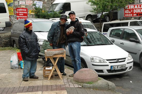 Das türkische Volk ist bemerkenswert in der Erfindung Geld zu verdienen. Sicher liegt die Rate der Existenzgründungen viel höher als in Deutschland. Jeder hat so sein eigenes Geschäft! Wir hatten unseren Spaß!!
(Das Kaninchen durfte man mal halten und streicheln- gegen Bezahlung) 