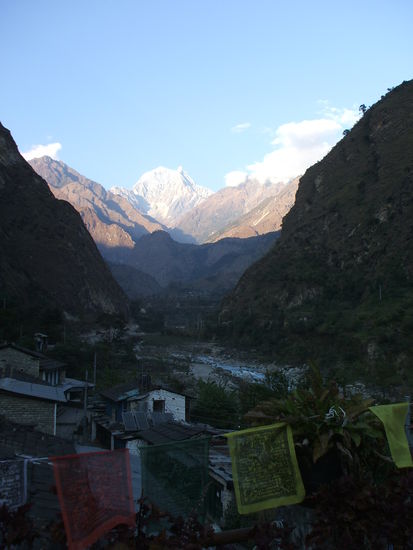 Sonnenuntergang im Kali Gandaki Tal.
Geheimtipp: setzt euch auf einen der großen Steine und genießt den Sonnenuntergang. An diesen Anblick und die Gefühle erinnert ihr euch ewig.