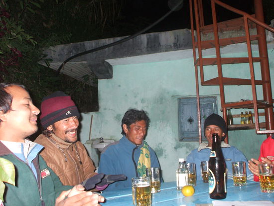 Nepalische Männer sind einfach Männer, sie interessieren sich für Autos, Bier, etc. das klassische Programm, jedoch können sie wahnsinnig gut singen, mit exaktem Rythmus, mehrstimmig, und das auch noch in verschiedenen Tonlagen... Also laßt eure Porter immer singen. Da kann man nicht mehr still sitzen bleiben 